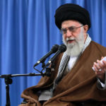 Imam Khamenei: “Fare compromessi con gli USA non aiuterà i problemi del paese, ma li aggraverà”