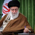 Imam Khamenei: “Perché è permesso insultare il Profeta, mentre dubitare dell’olocausto è un crimine?”