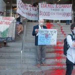 Canada: attivisti ebrei dipingono “fiume di sangue” sui gradini del consolato di Israele